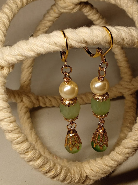 Dangle earrings with clear green round glass